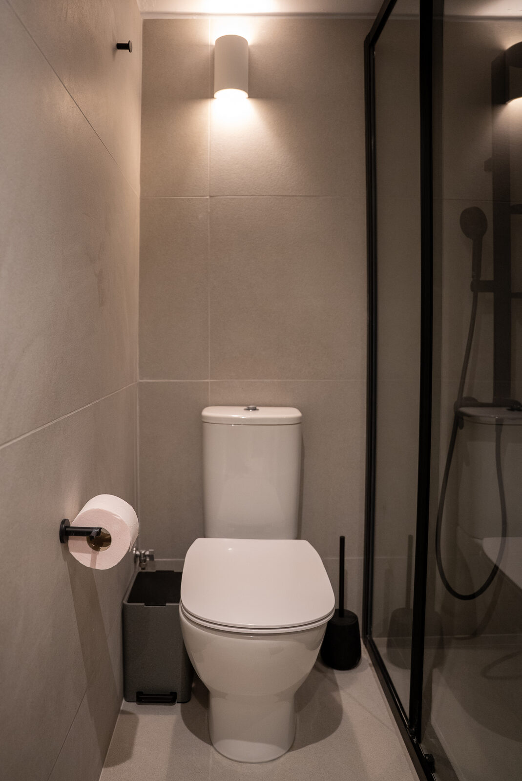 Modernes Badezimmer mit ebenerdiger Dusche