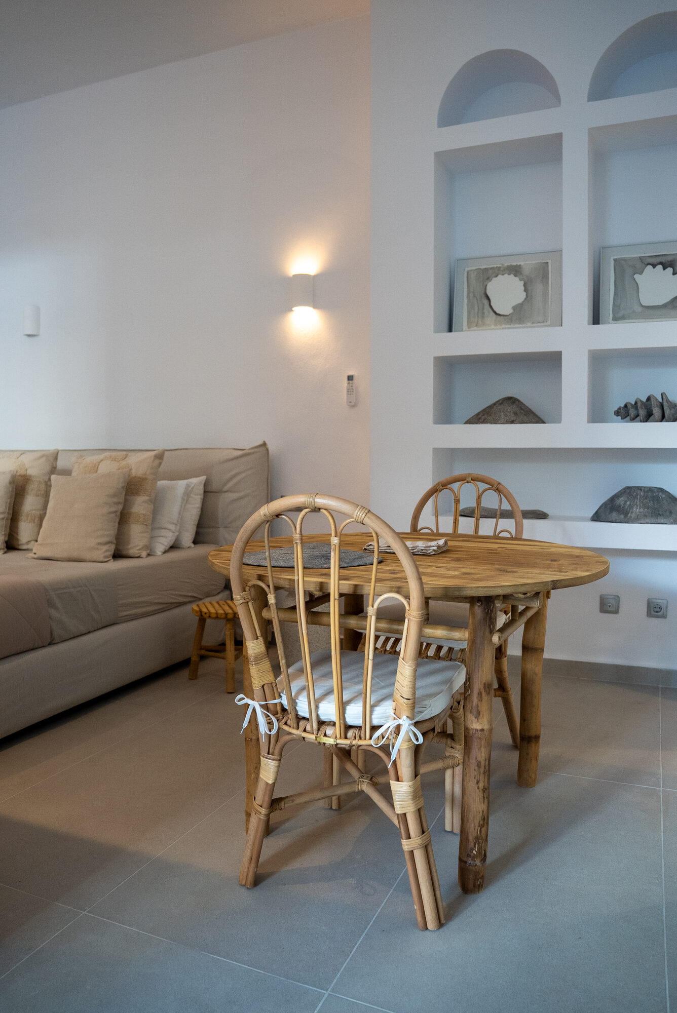Heller, offener Wohn- und Essbereich der Rodos-City-Suite